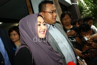 Sebelumnya, Eddies dua kali mangkir dari panggilan polisi terkait pemeriksaannya soal kasus penipuan Rp 21 M yang dilakukan suaminya, Ferry Ludwankara alias Ferry Setiawan.