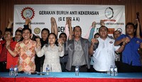 Presiden KSPSI Andi Gani Nena Wea, Wapres DPP KSPSI Nurdin Singadimedja, Sekjen KSPSI Subiiyanto, Presiden KSBSI Mudhofir dan Wakil KSBSI Sulistri mengangkat tangan bersama-sama usai mendeklarasikan Gerakan Buruh Anti Kekerasan (Gebrak).