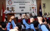 Presiden KSPSI Andi Gani Nena Wea memberikan sambutan atau pengarahan kepada para buruh yang hadir.