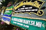 Ratusan Karangan Bunga Penuhi Rumah Atut