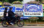 Ratusan Karangan Bunga Penuhi Rumah Atut