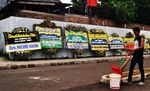 Ratusan Karangan Bunga Penuhi Rumah Atut