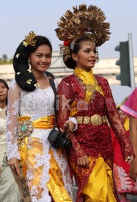 Para peserta menggunakan pakaian adat daerah masing-masing dan akan berpawai mulai dari Jalan Medan Merdeka Selatan (depan Balai Kota) menuju Jalan M.H. Thamrin, memutar ke Jalan Kebon Sirih, Jalan M. Ridwan Rais, dan kembali lagi ke Jalan Medan Merdeka Selatan. Lamhot Aritonang/detikFoto.