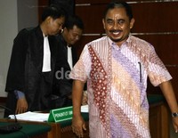 Luthfi Hasan meninggalkan ruang sidang. Lamhot Aritonang/detikFoto.