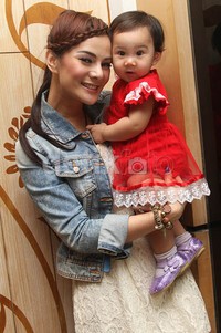 Annabel tampak menggemaskan mengenakan dress tutu berwarna merah. Gus Mun/detikHOT.