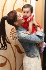 Anak Perempuan Astrid Tiar yang Menggemaskan