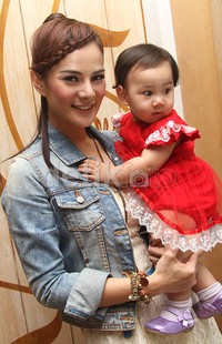 Astrid Tiar menikmati akhir pekannya bersama Annabel. Gus Mun/detikHOT.