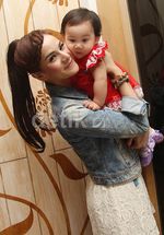 Anak Perempuan Astrid Tiar yang Menggemaskan