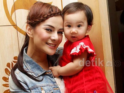 Anak Perempuan Astrid Tiar yang Menggemaskan