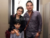 Eva berpose bersama sang ayah Indra Lesmana dan Ravi. Akew/detikHOT.