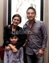 Indra nampak bangga melihat akting anaknya di film 'Adriana'. Akew/detikHOT.