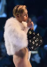 Raih Penghargaan, Miley Cyrus Merokok di Panggung