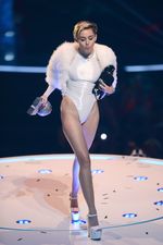 Raih Penghargaan, Miley Cyrus Merokok di Panggung