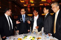 Ekonom dari Universitas New York Prof Nouriel Roubini, Menteri Keuangan Chatib Bisri, Menteri BUMN Dahlan Iskan, Dirut Bank Mandiri Budi G Sadikin, Komisaris Utama Bank Mandiri Edwin Gerungan berbincang disela-sela Mandiri Investment Forum 2013.