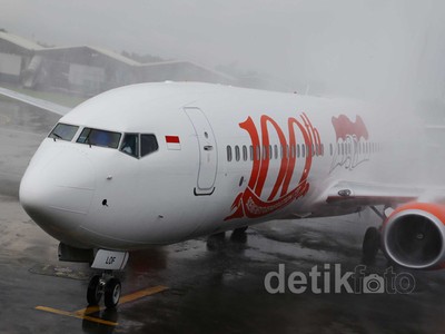 Boeing 737 ke-100 Lion Air Tiba di Bandara Soetta