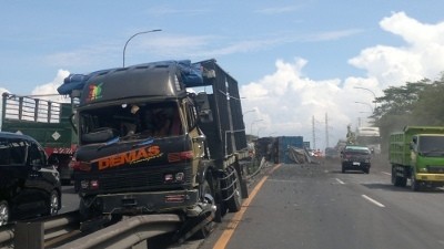 Truk Muat Batu Bara Terguling di Tol Porong Km 35.100