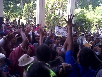 Warga Suwayuwo Serbu Pengadilan, Tuntut Kepala Desa Dibebaskan
