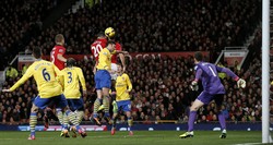 Pada laga yang dihelat di Old Trafford, Minggu (10/11/2013) malam WIB, gol Van Persie dibuat di menit 27 melalui sundulan. REUTERS/Phil Noble.