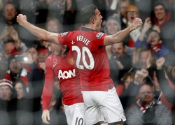 Robin van Persie merayakan golnya. Ini adalah kali pertama Robin van Persie berselebrasi usai mencetak gol ke gawang mantan klub tersebut. REUTERS/Phil Noble.