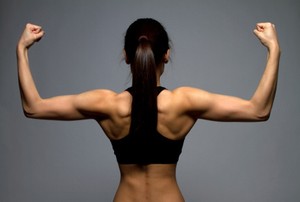 Nge-gym Bikin Perempuan Berotot Seperti Pria? Ah Itu Mitos