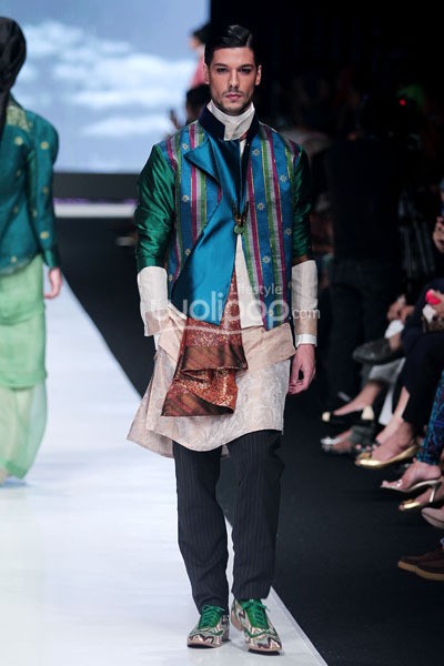 Jakarta, Indonesia - 20 Oktober. Deden Siswanto Royal Fair. Jakarta Fashion Week 2014 at Senayan City. Jakarta. [Foto: Mohammad Abduh/Wolipop]