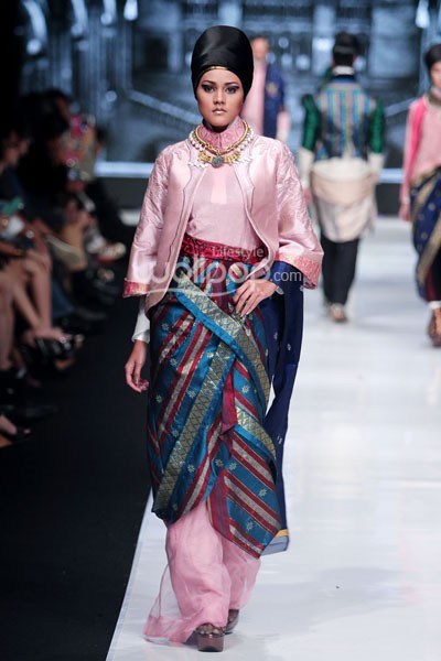 Jakarta, Indonesia - 20 Oktober. Deden Siswanto Royal Fair. Jakarta Fashion Week 2014 at Senayan City. Jakarta. [Foto: Mohammad Abduh/Wolipop]