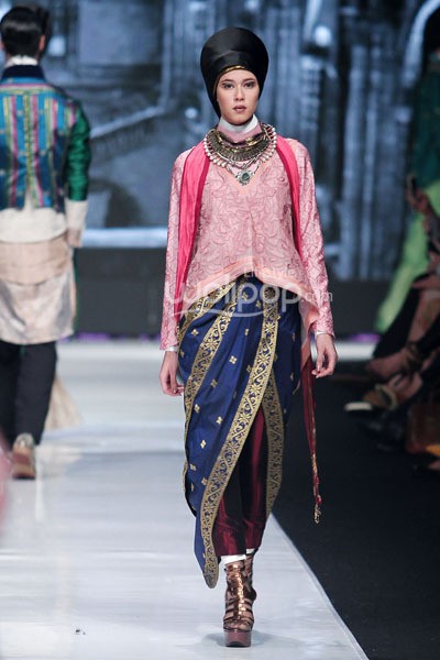 Jakarta, Indonesia - 20 Oktober. Deden Siswanto Royal Fair. Jakarta Fashion Week 2014 at Senayan City. Jakarta. [Foto: Mohammad Abduh/Wolipop]