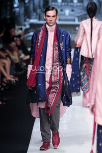 Jakarta, Indonesia - 20 Oktober. Deden Siswanto Royal Fair. Jakarta Fashion Week 2014 at Senayan City. Jakarta. [Foto: Mohammad Abduh/Wolipop]