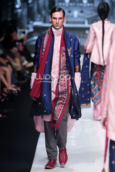 Jakarta, Indonesia - 20 Oktober. Deden Siswanto Royal Fair. Jakarta Fashion Week 2014 at Senayan City. Jakarta. [Foto: Mohammad Abduh/Wolipop]
