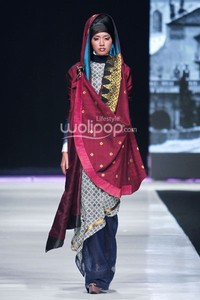 Jakarta, Indonesia - 20 Oktober. Deden Siswanto Royal Fair. Jakarta Fashion Week 2014 at Senayan City. Jakarta. [Foto: Mohammad Abduh/Wolipop]