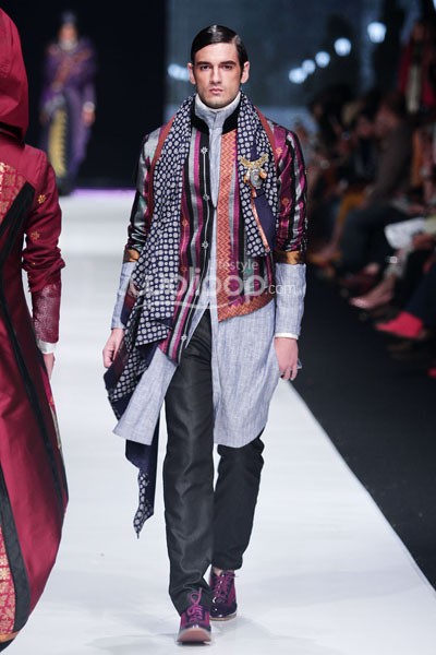 Jakarta, Indonesia - 20 Oktober. Deden Siswanto Royal Fair. Jakarta Fashion Week 2014 at Senayan City. Jakarta. [Foto: Mohammad Abduh/Wolipop]