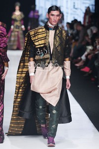 Jakarta, Indonesia - 20 Oktober. Deden Siswanto Royal Fair. Jakarta Fashion Week 2014 at Senayan City. Jakarta. [Foto: Mohammad Abduh/Wolipop]