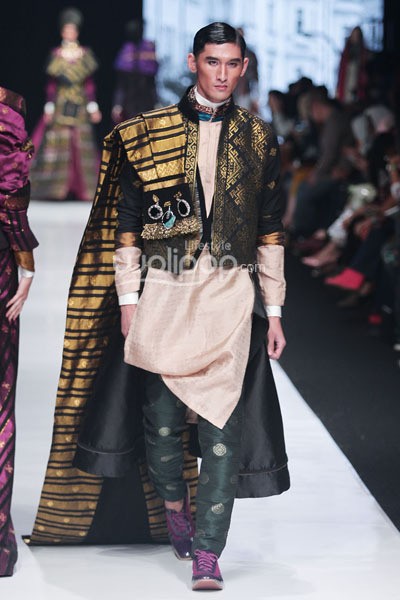 Jakarta, Indonesia - 20 Oktober. Deden Siswanto Royal Fair. Jakarta Fashion Week 2014 at Senayan City. Jakarta. [Foto: Mohammad Abduh/Wolipop]