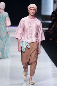 Jakarta, Indonesia - 20 Oktober 2013. Elements by Ronald V Gaghana. Jakarta Fashion Week 2014 at Senayan City. Jakarta. [Foto: Mohammad Abduh/Wolipop]
