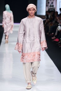 Jakarta, Indonesia - 20 Oktober 2013. Elements by Ronald V Gaghana. Jakarta Fashion Week 2014 at Senayan City. Jakarta. [Foto: Mohammad Abduh/Wolipop]