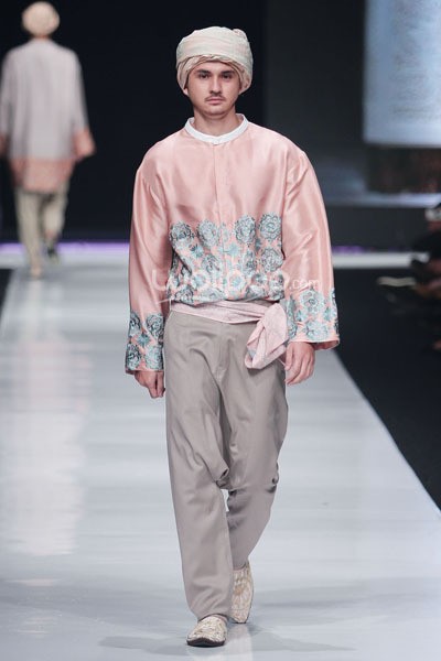 Jakarta, Indonesia - 20 Oktober 2013. Elements by Ronald V Gaghana. Jakarta Fashion Week 2014 at Senayan City. Jakarta. [Foto: Mohammad Abduh/Wolipop]