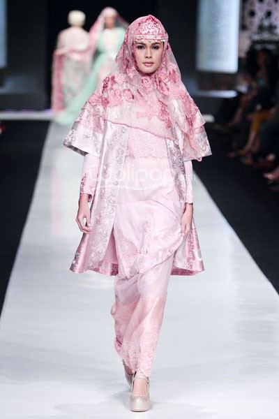 Jakarta, Indonesia - 20 Oktober 2013. Elements by Ronald V Gaghana. Jakarta Fashion Week 2014 at Senayan City. Jakarta. [Foto: Mohammad Abduh/Wolipop]