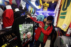 Antara Kaus Soeharto dan Kemeja Kotak-kotak Jokowi