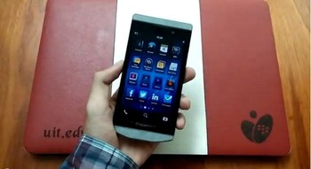 BlackBerry Porsche Design P9982 merupakan kelanjutan dari seri sebelumnya yang berlabel P9981. (kredit foto: Quang Thái Nguyễn)