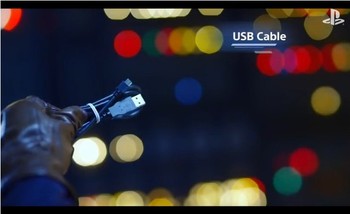 Saat daya baterai pada stik kontroler PlayStation 4 lemah, gamer dapat menggunakan kabel USB ini agar tetap dapat memainkan game. (kredit: Sony)