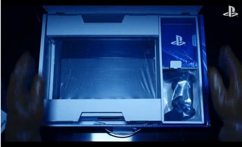 Pertama kali membuka kemasan PlayStation 4 yang terlihat memiliki ukuran gambot, gamer akan langsung melihat sebuah konsol game PlayStation 4 beserta sebuah stik kontrolernya. (kredit: Sony)