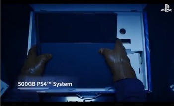 Adapun konsol game PlayStation 4 yang diperlihatkan adalah versi 500 GB. (kredit: Sony)
