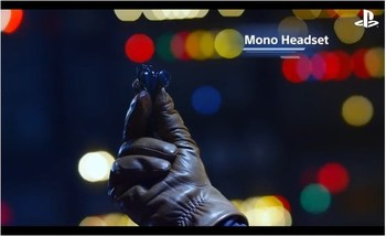 Sony juga menyediakan sebuah mono headset yang dapat digunakan gamer kala bermain online. (kredit: Sony)