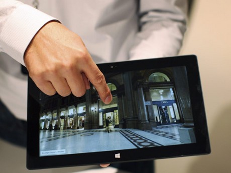 Canggih, Main Tablet PC Segede Gaban Sambil Nyetir