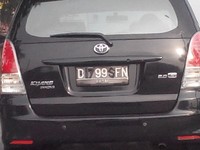 Kijang Innova melaju di jalanan sekitaran Bandung. Pelat no polisi asli adalah B 1799SFN, namun sebagian diblok warna hitam menjadi D 99 FN.