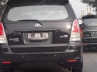 Kijang Innova melaju di jalanan sekitaran Bandung. Pelat no polisi asli adalah B 1799SFN, namun sebagian diblok warna hitam menjadi D 99 FN. (Foto Fhd).