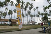Hampir setiap hari Pantai WTC dipenuhi orang. Tak hanya penduduk lokal, turis juga ikut memadati pantai ini (Putri/detikTravel)