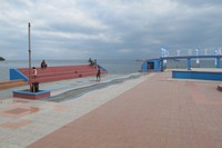 Menurut salah satu pengunjung asal Jakarta, Abil, pasir hitam menjadi faktor yang membuat WTC mirip dengan Ancol. Selain itu, suasananya juga mirip, mulai dari tempat untuk duduk hingga jalan setapak yang diberikan untuk pengunjung (Putri/detikTravel)