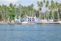 Biasanya, tugu di tengah pantai ini menjadi lokasi favorit turis untuk berpose. Lalu, kapan giliran Anda ke Pantai WTC di Raja Ampat? (Putri/detikTravel)