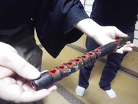 Selain topeng, fue atau seruling yang dipakai untuk mengiringi opera Noh itu tak kalah tuanya. Pemain fue itu menjelaskan serulingnya terbuat dari bambu hitam (Hany/detikTravel)